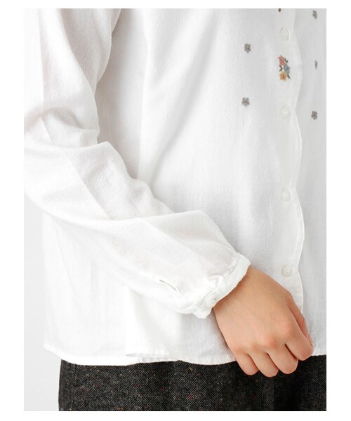 ehka sopo（エヘカソポ）の「綿ビエラ起毛前立刺繍ブラウス1702516-41-13-11（シャツ・ブラウス・レディース・オフホワイト/ピンク/サックスブルー・M）」の8枚目の写真