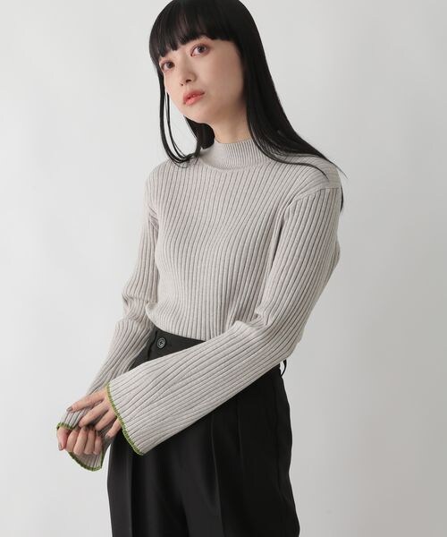 LOWRYS FARM（ローリーズファーム）の「配色フレアスリーブロングスリーブ（トップス・レディース・オフ05/アイボリー08/ブラック09/グレー12・フリー）」の4枚目の写真