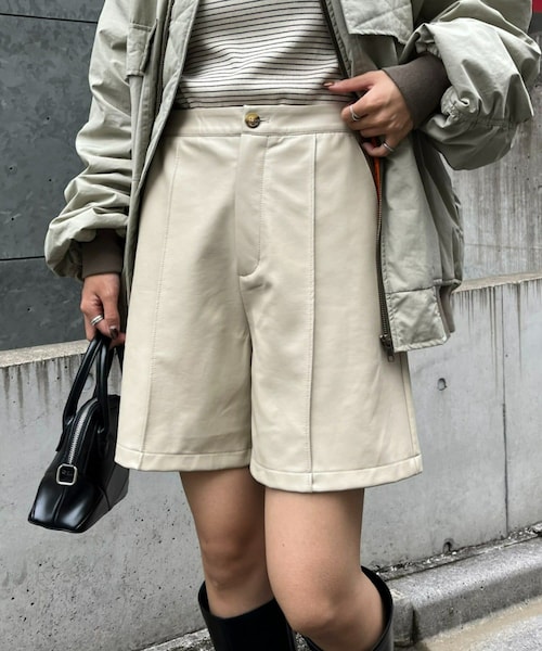 CIAOPANIC(チャオパニック)の「フェイクレザーショートパンツ(その他パンツ・レディース・アイボリー/ブラック・S/M)」の2枚目の写真