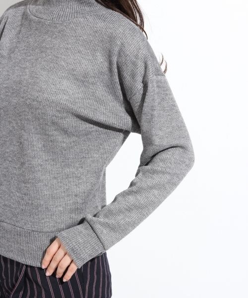 LOWRYS FARM（ローリーズファーム）の「カワリアミスタンドプルオーバーロングスリーブ（トップス・レディース・オフ/ブラック/オフ×ブラック/グレー/バーガンディ・Ｍ/Ｌ）」の10枚目の写真