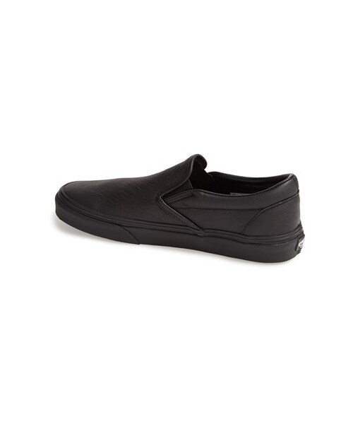 VANS（バンズ）の「Vans 'Classic' Leather Slip-On Sneaker (Men)（その他シューズ・メンズ・Black/ Mono/True White・9.5 M/9 M/12 M/11 M/10 M/8.5 M/10.5 M/11.5 M/7.5 M/13 M）」の5枚目の写真