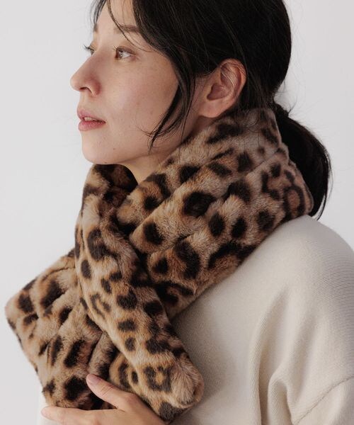 LEPSIM（レプシィム）の「フェイクファーサシコミマフラー（ファッション雑貨・レディース・ライトベージュ51/レオパード58・ONE SIZE）」の2枚目の写真
