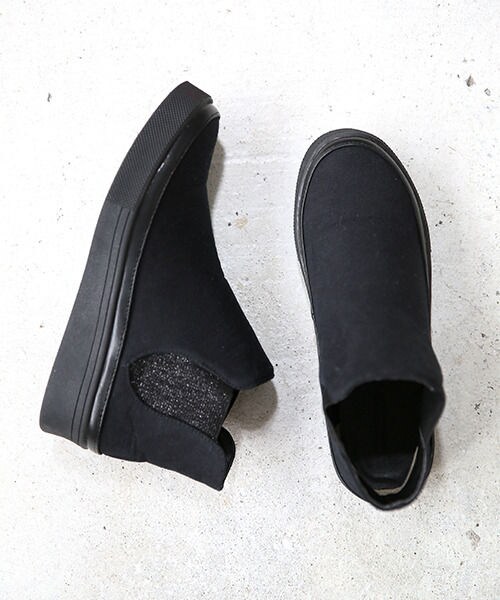 GLOBAL WORK（グローバルワーク）の「【WEB限定先行予約】ハイカットスリッポンSS（シューズ・レディース・ホワイト(キャンバス)05/ブラック(フェイクスエード)09/ブラック(キャンバス)10/グレー(フェイクスエード)18/カモフラ(フェイクスエード)75・Ｓ(22-22.5cm)/Ｍ(23-23.5cm)/Ｌ（24-24.5cm））」の3枚目の写真