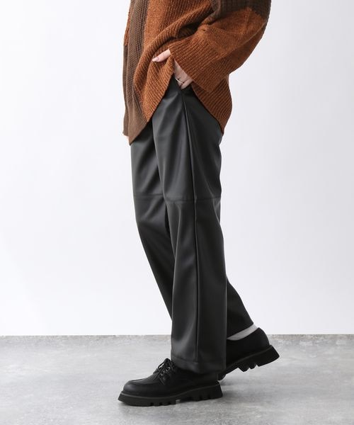 JEANASIS(ジーナシス)の「レザーキリカエストレートパンツ(パンツ・レディース・ブラック(09)/グレージュ(11)・S/M)」の4枚目の写真