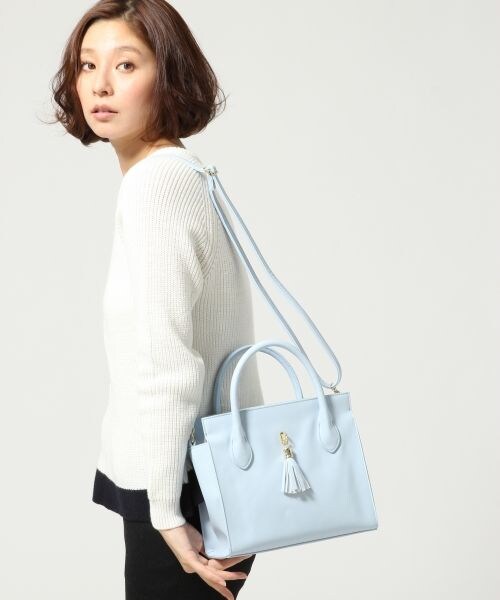 LEPSIM（レプシィム）の「【NEW ARRIVAL】タッセルミニトート（バッグ・レディース・ブラック×ネイビー/レッド/ライトベージュ×ホワイト/ライトブルー・ONE SIZE）」の3枚目の写真