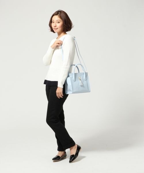 LEPSIM（レプシィム）の「【NEW ARRIVAL】タッセルミニトート（バッグ・レディース・ブラック×ネイビー/レッド/ライトベージュ×ホワイト/ライトブルー・ONE SIZE）」の5枚目の写真