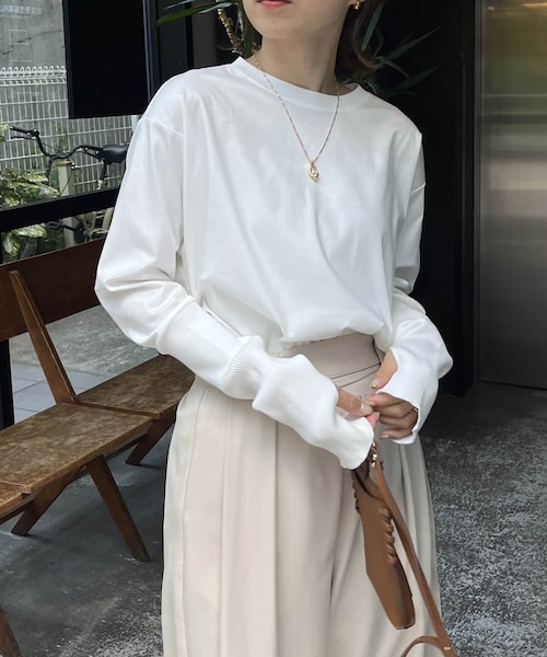 CAPRICIEUX LE'MAGE(カプリシューレマージュ)の「アームウォーマー風ロンT(Tシャツ/カットソー・レディース・ホワイト/ブラック・F)」の1枚目の写真