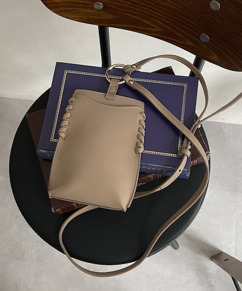 CAPRICIEUX LE'MAGE（カプリシューレマージュ）の「ステッチスマホショルダー（トートバッグ・アイボリー/グレージュ/ブラウン/ブラック・F）」の3枚目の写真