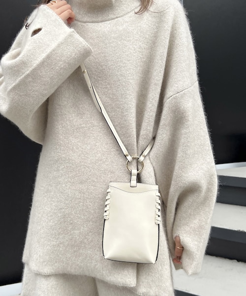 CAPRICIEUX LE'MAGE（カプリシューレマージュ）の「ステッチスマホショルダー（トートバッグ・アイボリー/グレージュ/ブラウン/ブラック・F）」の2枚目の写真