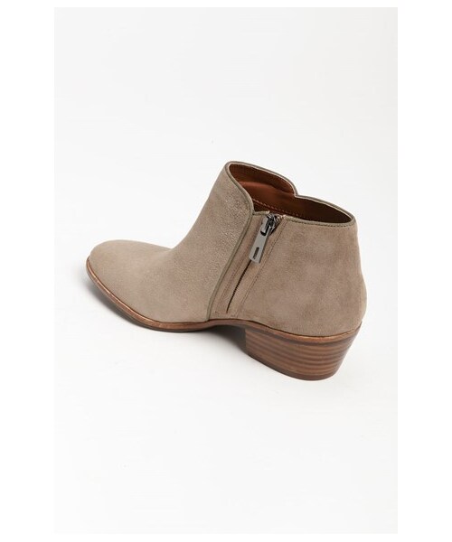 Sam Edelman（サムエデルマン）の「Sam Edelman 'Petty' Bootie（ブーツ・レディース・Putty Suede/Black Leather/Black Suede・9 W/6 W/12 M/8.5 W/10 M/8 W/4.5 M/7.5 W/6.5 W/7 W/6.5 M/8 M/9.5 M/7 M/7.5 M/5 M/11 M/10.5 M/11.5 M/9 M/8.5 M/4 M/6 M/9.5 W/10 W/5.5 M）」の5枚目の写真