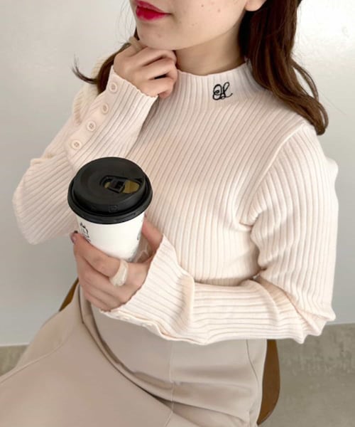 OLIVE des OLIVE（オリーブデオリーブ）の「袖口ボタンリブニット