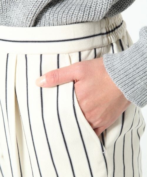 A part by(アパートバイ)の「TCレジメンタルSテーパーパンツ(パンツ・レディース・ホワイト/グレー/グリーン/ネイビー・M/L)」の11枚目の写真