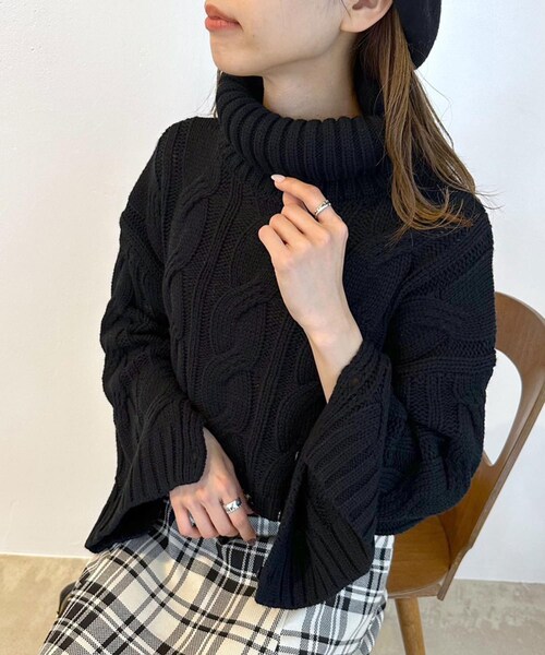 OLIVE des OLIVE（オリーブデオリーブ）の「袖スリットケーブルニット（ニット/セーター・レディース・オフホワイト/ベージュ/ブラック・FREE）」の2枚目の写真