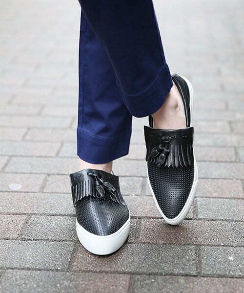 GLOBAL WORK（グローバルワーク）の「【一部カラー先行予約】ポインテッドスリッポン（シューズ・レディース・ホワイト(05)/【先行予約】パンチングホワイト(06)/ブラック(09)/【先行予約】パンチングブラック(10)/【先行予約】パンチングゴールド(60)/ブルー(85)・Ｓ/Ｍ/Ｌ）」の5枚目の写真