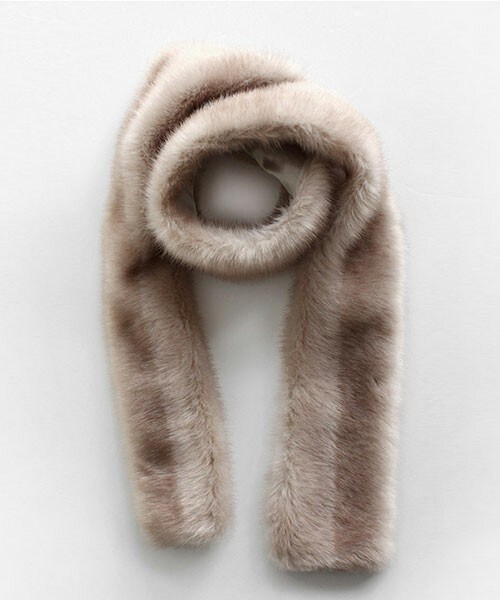 DHOLIC（ディーホリック）の「グレートーンフェイクファーロングマフラー（マフラー・レディース・グレー/グレーベージュ・one）」の2枚目の写真