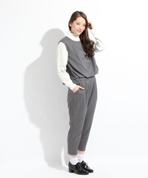 LOWRYS FARM(ローリーズファーム)の「ノースリ*テーパードパンツ2(ワンピース/ドレス・レディース・ブラック/グレー×ストライプ/ネイビーストライプ・M/L)」の2枚目の写真