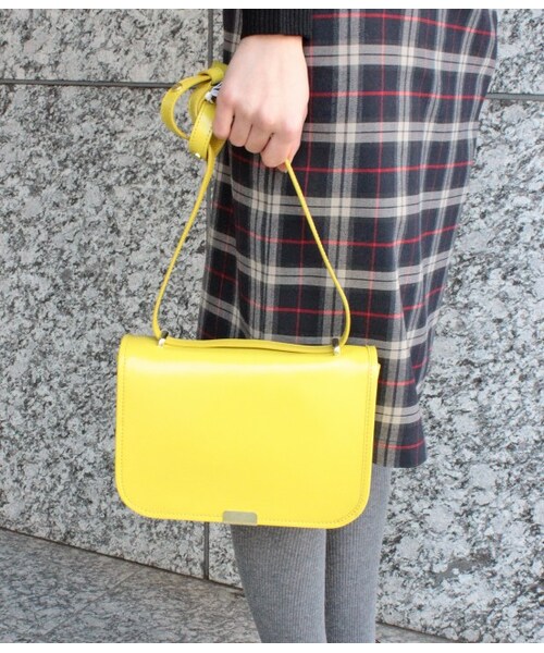 ADAM ET ROPE'(アダムエロペ)の「【15SS 先行予約】スプリットレザースクエアーショルダバッグ【春の新作】(バッグ・レディース・ブラック/イエロー・M)」の2枚目の写真