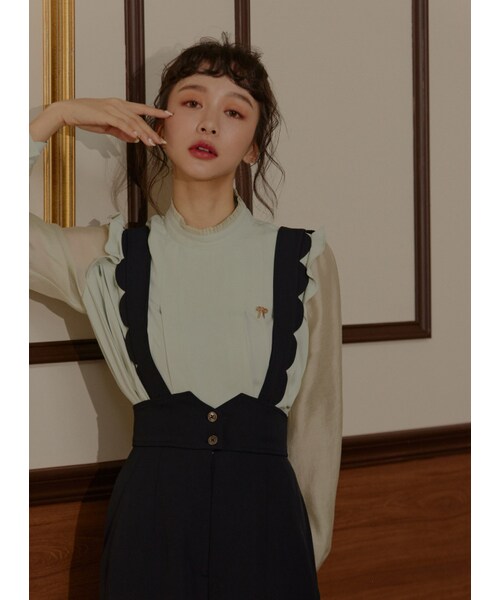 Marjorie（マージョリー）の「波光瀲豔，平塔克小立領荷葉拼接上衣（トップス・レディース・米白/淺薄荷・S/M）」の14枚目の写真