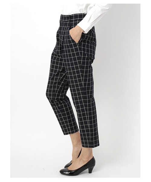 earth music&ecology(アースミュージックアンドエコロジー)の「・ウィンドペンタックテーパードパンツ(パンツ・レディース・アイボリー/ブラック/ネイビー・S/M)」の2枚目の写真