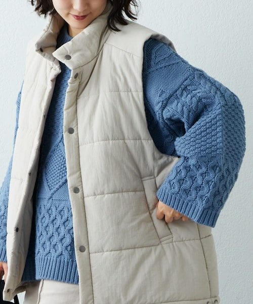 CIAOPANIC TYPY（チャオパニックティピー）の「中綿スタンドネックベスト（ダウンベスト・メンズ・アイボリー/グレージュ/ブラック・M/L）」の2枚目の写真