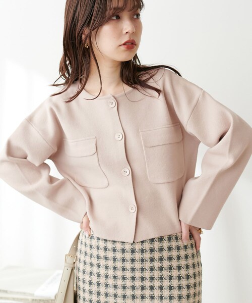 natural couture(ナチュラルクチュール)の「ポケ付きノーカラーニットジャケット(ノーカラージャケット・レディース・オフホワイト/ベージュ/イエロー/ブラック・FREE)」の2枚目の写真