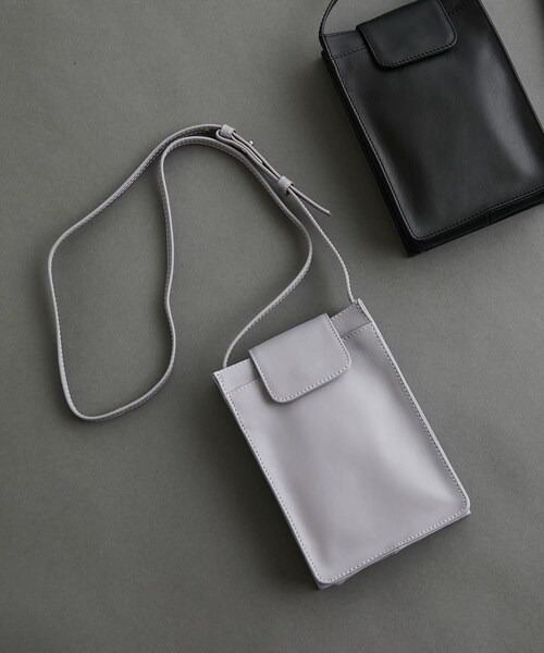 ear PAPILLONNER 【牛革】レザーシンプル収納モバイルポシェット ear PAPILLONNER（イアパピヨネ）の「【牛革】レザーシンプル収納