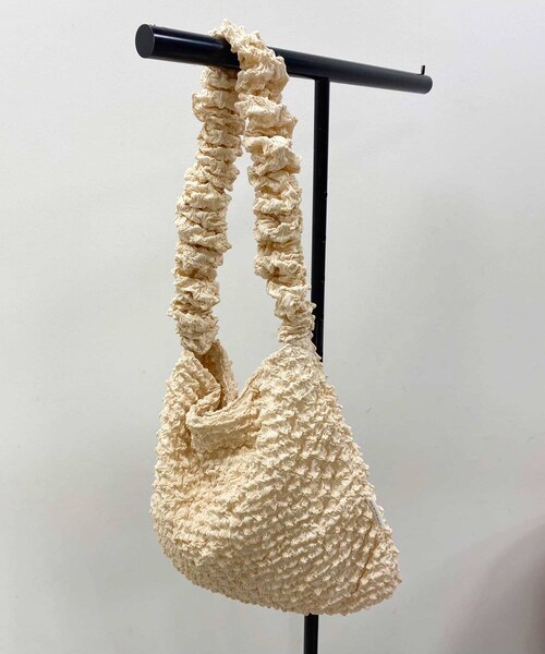 one after another NICE CLAUP（ワンアフターアナザーナイスクラップ）の「しぼしぼバッグ（ショルダーバッグ・レディース・アイボリー/ベージュ/ブラック・0）」の2枚目の写真