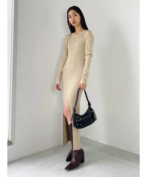 EMODA(エモダ)の「カーブスリットマキシニットワンピース(ワンピース・ベージュ/グレー/ブラック・F)」の4枚目の写真