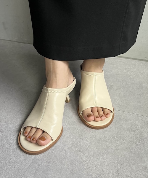 CAPRICIEUX LE'MAGE（カプリシューレマージュ）の「ストレッチミュール（その他シューズ・レディース・アイボリー/ブラック・24.5/23.5）」の2枚目の写真