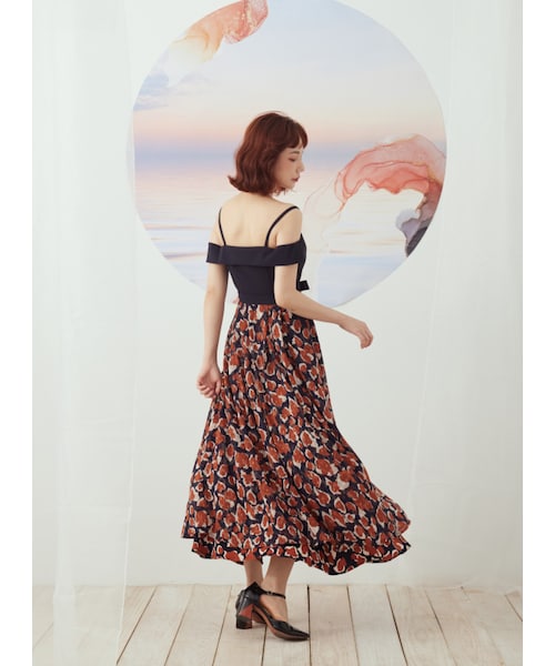 Marjorie（マージョリー）の「艷陽下的花，繽紛花卉綁帶露肩長洋裝（ワンピース/ドレス・レディース・深藍・XS/S/M）」の6枚目の写真