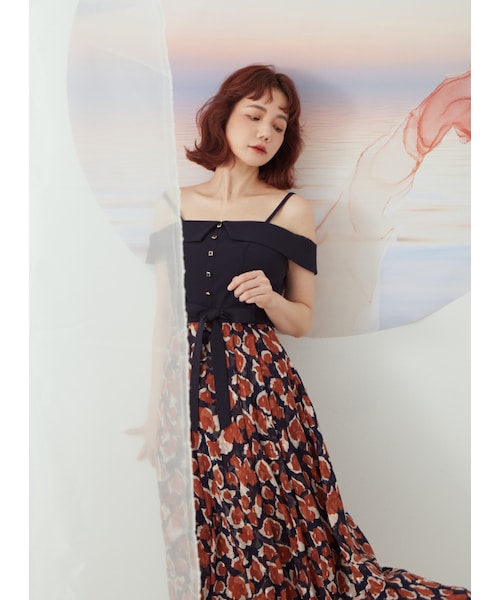Marjorie（マージョリー）の「艷陽下的花，繽紛花卉綁帶露肩長洋裝（ワンピース/ドレス・レディース・深藍・XS/S/M）」の2枚目の写真