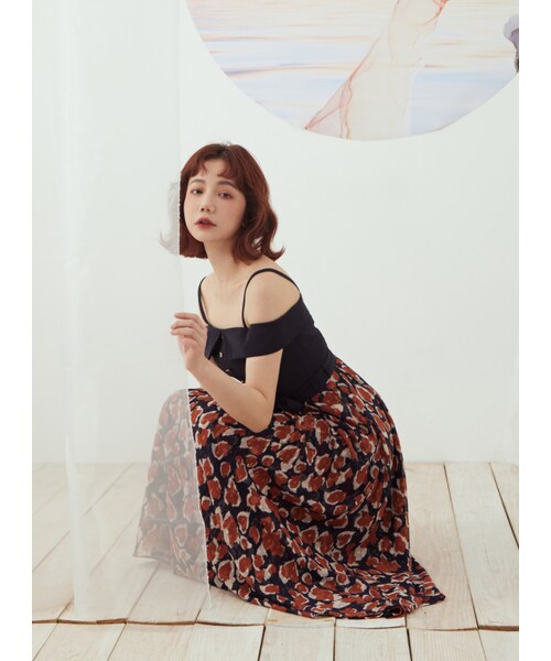 Marjorie（マージョリー）の「艷陽下的花，繽紛花卉綁帶露肩長洋裝（ワンピース/ドレス・レディース・深藍・XS/S/M）」の3枚目の写真