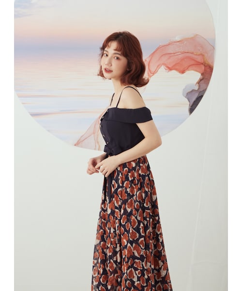 Marjorie（マージョリー）の「艷陽下的花，繽紛花卉綁帶露肩長洋裝（ワンピース/ドレス・レディース・深藍・XS/S/M）」の5枚目の写真