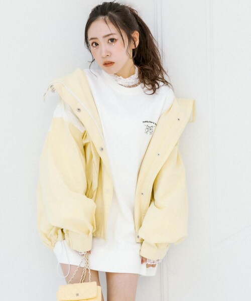 OLIVE des OLIVE(オリーブデオリーブ)の「配色マウンテンパーカー(ブルゾン・レディース・オフホワイト/ベージュ/イエロー・FREE)」の2枚目の写真