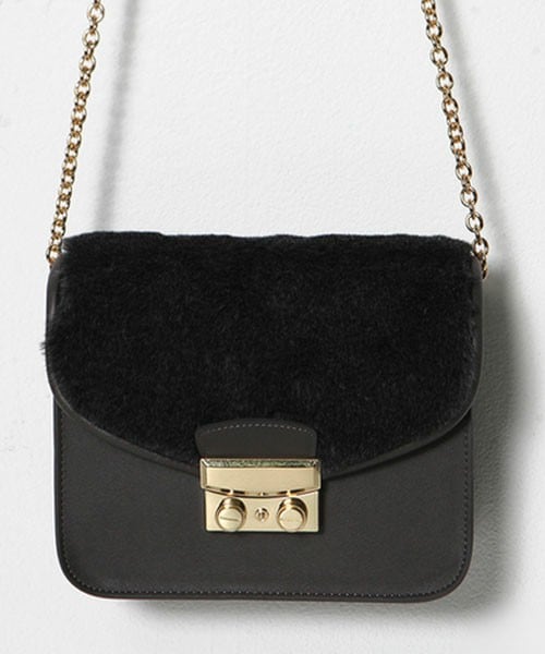 DHOLIC（ディーホリック）の「フェイクファー×レザーミニチェーンバッグ（ショルダーバッグ・レディース・ブルー0/ブラックグレー/ワイン/ブラック/ホットピンク/クリーム・one）」の3枚目の写真