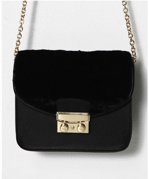 DHOLIC（ディーホリック）の「フェイクファー×レザーミニチェーンバッグ（ショルダーバッグ・レディース・ブルー0/ブラックグレー/ワイン/ブラック/ホットピンク/クリーム・one）」の4枚目の写真