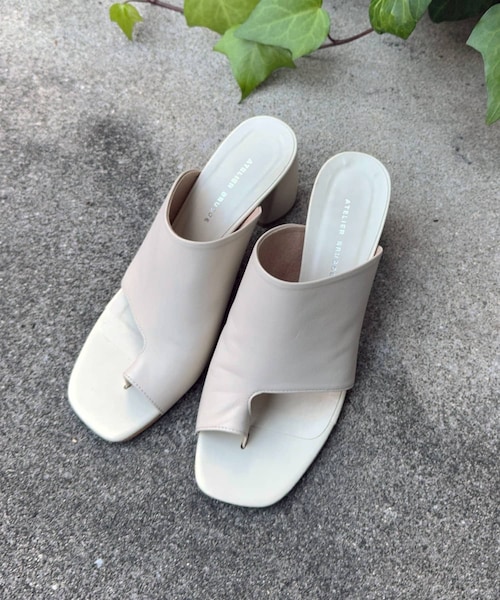 DouDou(ドゥドゥ)の「ヒールアップトングサンダル(サンダル・レディース・グレージュ/オフホワイト・23.5/24.5)」の2枚目の写真