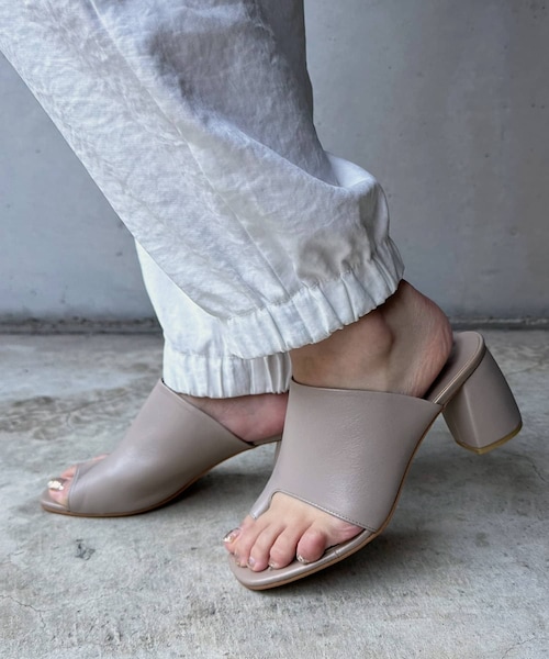 DouDou(ドゥドゥ)の「ヒールアップトングサンダル(サンダル・レディース・グレージュ/オフホワイト・23.5/24.5)」の1枚目の写真