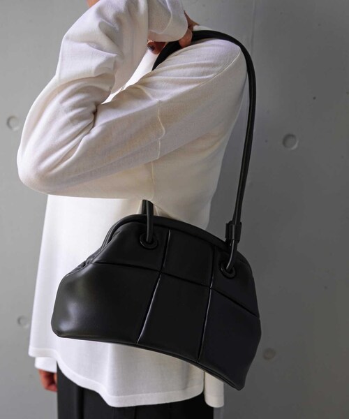 B'2nd（ビーセカンド）の「ADD CULUMN(アドカラム) PUFF-CLASP/口金バック（バッグ・ブラック/ホワイト/ベージュ/クリーム・F）」の4枚目の写真