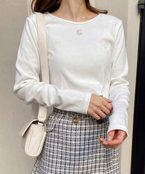 one after another NICE CLAUP(ワンアフターアナザーナイスクラップ)の「ワンポイント刺しゅうロンT(Tシャツ/カットソー・レディース・オフホワイト/アイボリー/ホワイト系その他/ブラック系その他・0)」の1枚目の写真
