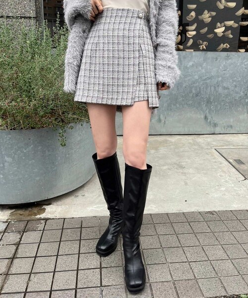 one after another NICE CLAUP(ワンアフターアナザーナイスクラップ)の「ビジューボタンスカパン(その他パンツ・レディース・アイボリー/グレイッシュベージュ/ブラック系その他/ブラック・0)」の2枚目の写真