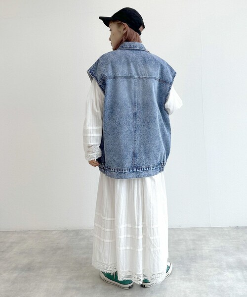w closet（ダブルクローゼット）の「★先行予約★ビッグデニムベスト【2月上旬入荷】（ジャケット/アウター・レディース・ケミカルブルー・FREE）」の5枚目の写真