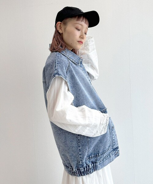 w closet（ダブルクローゼット）の「★先行予約★ビッグデニムベスト【2月上旬入荷】（ジャケット/アウター・レディース・ケミカルブルー・FREE）」の4枚目の写真