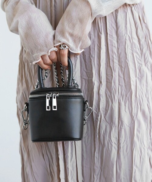 w closet（ダブルクローゼット）の「★先行予約★【2WAY】スクエアスモールショルダーバッグ【2月中旬入荷】（バッグ・レディース・オフホワイト/イエロー/ブラック・FREE）」の3枚目の写真