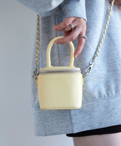 w closet（ダブルクローゼット）の「★先行予約★【2WAY】スクエアスモールショルダーバッグ【2月中旬入荷】（バッグ・レディース・オフホワイト/イエロー/ブラック・FREE）」の2枚目の写真