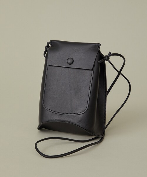 MARROW(マロウ)の「BENT POUCH(ハンドバッグ・レディース・NAT/IVR/BLK/BLU・FREE)」の2枚目の写真