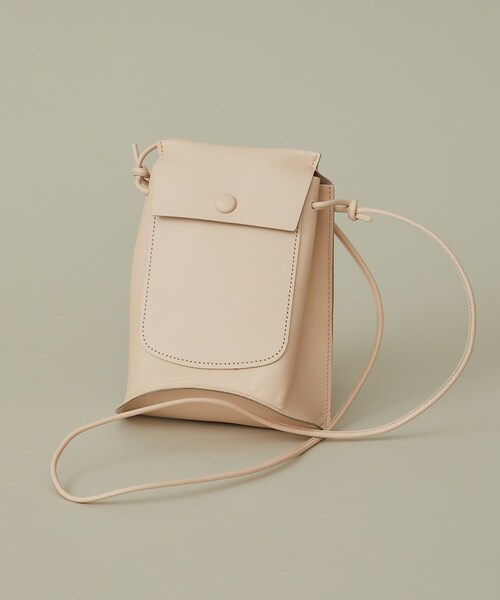 MARROW(マロウ)の「BENT POUCH(ハンドバッグ・レディース・NAT/IVR/BLK/BLU・FREE)」の1枚目の写真