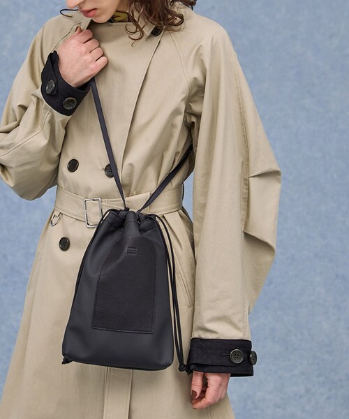 PUBLIC TOKYO(パブリックトウキョウ)の「yrz ポリカーボネート巾着BAG(ハンドバッグ・レディース・WHT/BLK・FREE)」の2枚目の写真