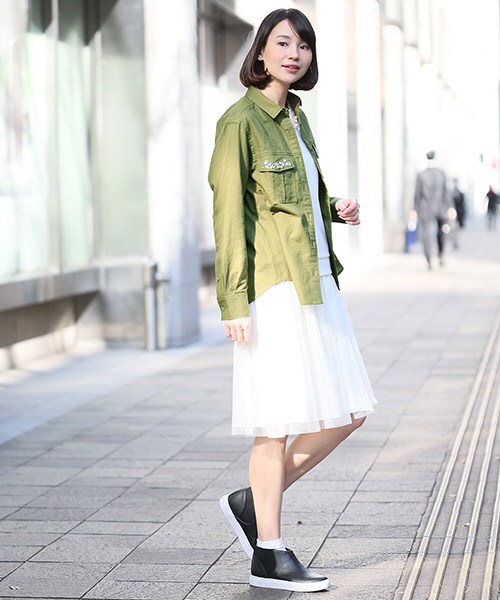 LEPSIM（レプシィム）の「【WEB先行予約】ワークビジューツキシャツ（トップス・レディース・カモフラ/カーキ・Ｍ/Ｌ）」の4枚目の写真