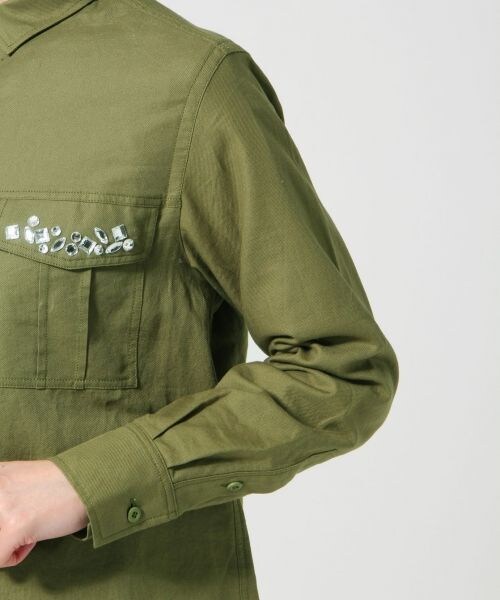 LEPSIM（レプシィム）の「【WEB先行予約】ワークビジューツキシャツ（トップス・レディース・カモフラ/カーキ・Ｍ/Ｌ）」の15枚目の写真